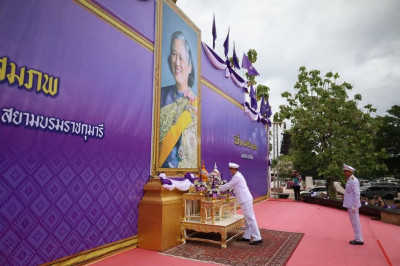 เข้าร่วมพิธีถวายพระพรชัยมงคลและพิธีทำบุญตักบาตรถวายพระราชกุศล เนื่องในโอกาสวันคล้ายวันพระราชสมภพในสมเด็จพระกนิษฐาธิราชเจ้า กรมสมเด็จพระเทพรัตนราชสุดาฯ สยามบรมราชกุมารี ... พารามิเตอร์รูปภาพ 1