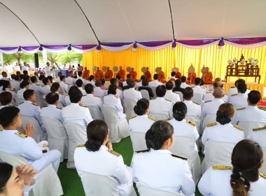 เข้าร่วมพิธีถวายพระพรชัยมงคลและพิธีทำบุญตักบาตรถวายพระราชกุศล เนื่องในโอกาสวันคล้ายวันพระราชสมภพในสมเด็จพระกนิษฐาธิราชเจ้า กรมสมเด็จพระเทพรัตนราชสุดาฯ สยามบรมราชกุมารี ... พารามิเตอร์รูปภาพ 3