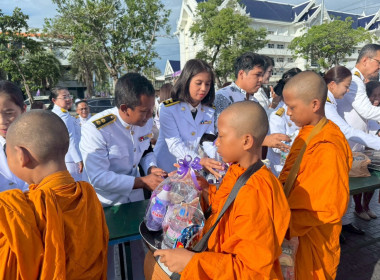 ร่วมพิธีเจริญพระพุทธมนต์ ทำบุญตักบาตรและปล่อยพันธุ์สัตว์น้ำ ... พารามิเตอร์รูปภาพ 10