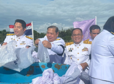 ร่วมพิธีเจริญพระพุทธมนต์ ทำบุญตักบาตรและปล่อยพันธุ์สัตว์น้ำ ... พารามิเตอร์รูปภาพ 17